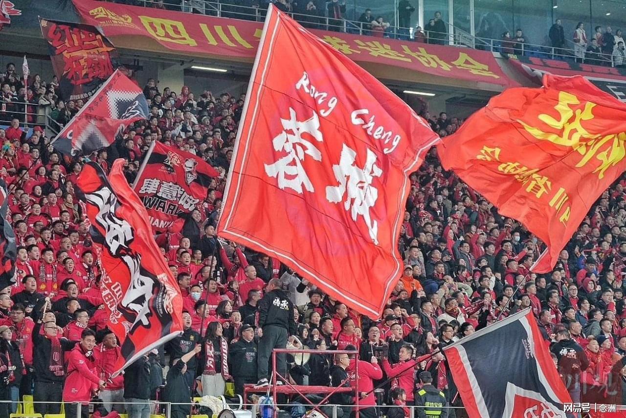 蓉城打平就夺冠!曝韦世豪的狗登上看台TIFO:见识见识你的本事